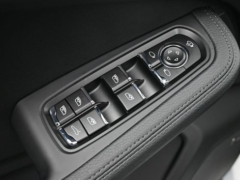 Used 2026 Porsche Macan AWD/4WD image 19