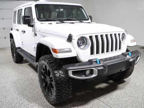 Used 2023 Jeep Wrangler Unlimited Sahara w/ Cold Weather Group AWD/4WD image 6