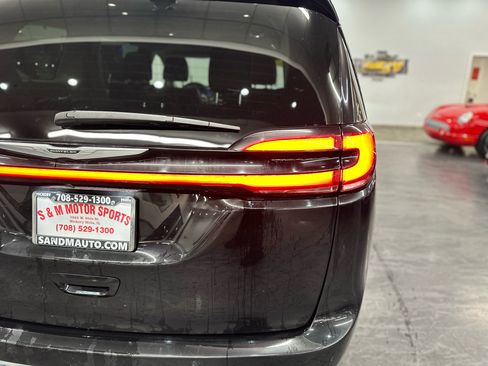 Used 2022 Chrysler Pacifica Touring-L image 11