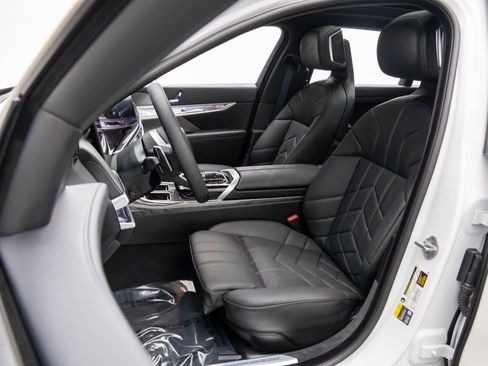 Used 2025 BMW i7 eDrive50 w/ M Sport Package image 15