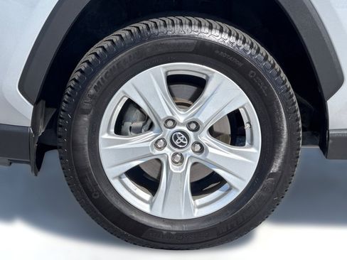 Used 2019 Toyota RAV4 XLE w/ Carpet Mat Package AWD/4WD image 12