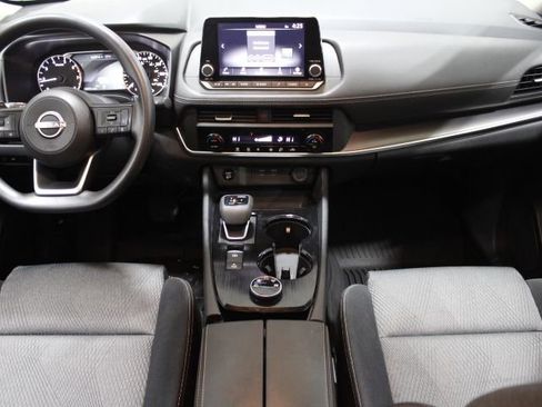 Used 2024 Nissan Rogue SV image 2