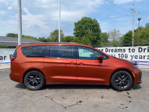 Used 2018 Chrysler Pacifica Touring-L Plus w/ S Appearance Package FWD image 2