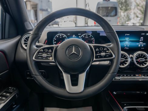 Used 2023 Mercedes-Benz GLB 250 4MATIC image 9