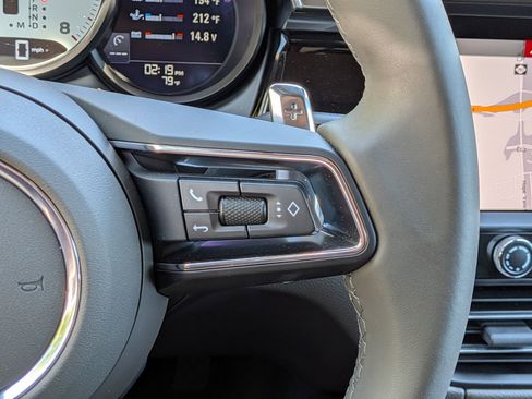 Certified 2025 Porsche Macan AWD/4WD image 10