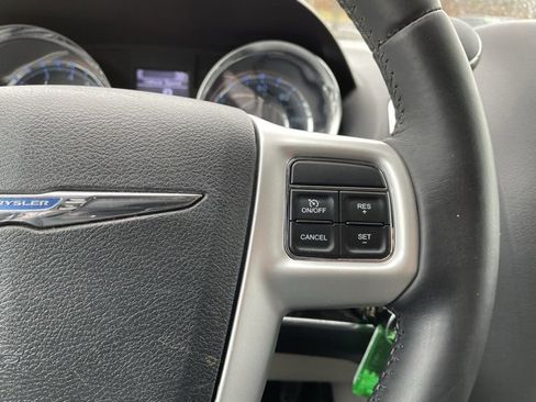 Used 2016 Chrysler Town & Country Touring image 16