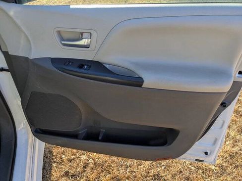 Used 2015 Toyota Sienna LE image 32