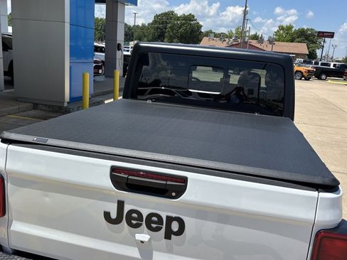 Used 2024 Jeep Gladiator Sport AWD/4WD image 5