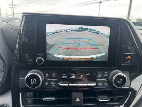 Used 2023 Toyota Highlander LE FWD image 11
