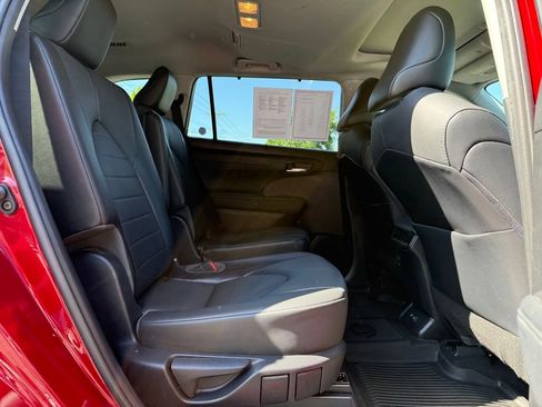 Certified 2021 Toyota Highlander XLE AWD/4WD image 18