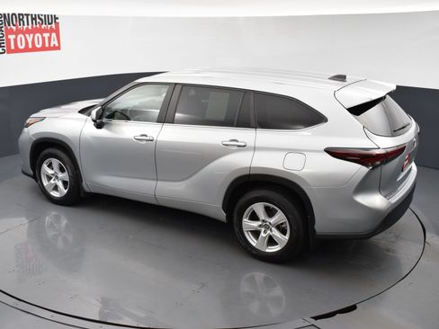 Used 2024 Toyota Highlander LE AWD/4WD image 21