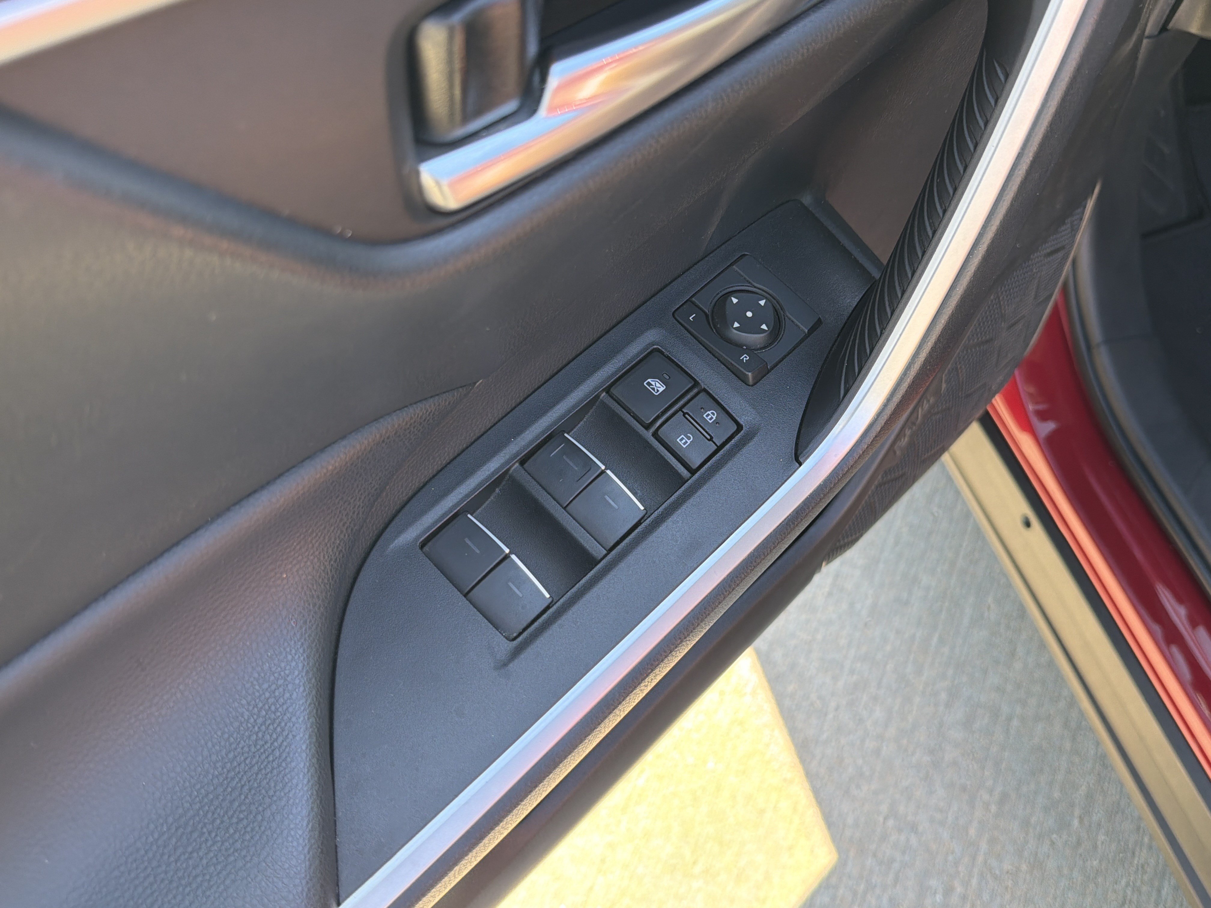 Used 2025 Toyota RAV4 XLE FWD image 14