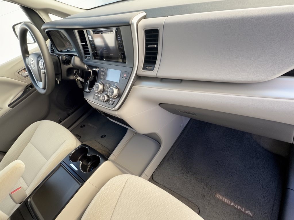 Used 2015 Toyota Sienna LE FWD image 31