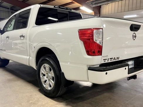Used 2018 Nissan Titan SV w/ SV Convenience Package image 4
