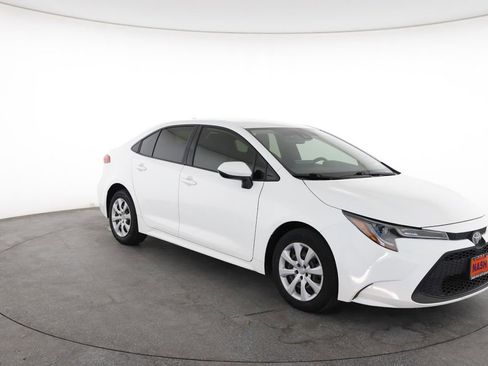 Used 2022 Toyota Corolla LE image 2
