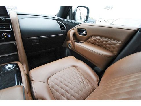 Used 2024 INFINITI QX80 Sensory AWD/4WD image 11