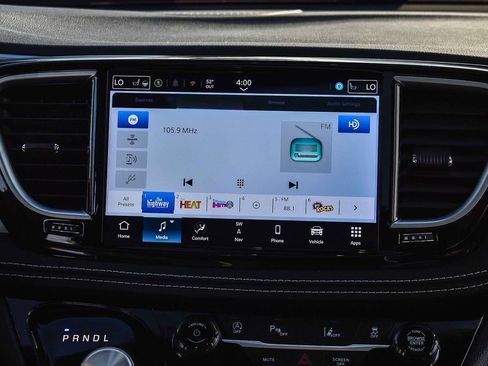 Used 2025 Chrysler Pacifica Limited image 13