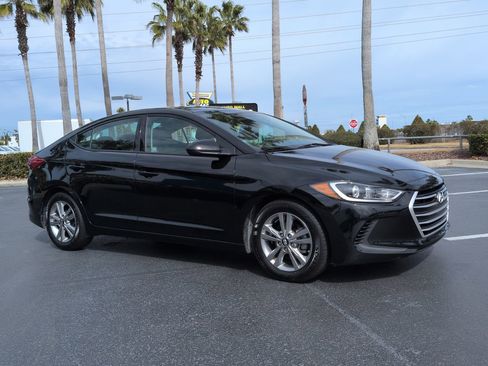 Used 2017 Hyundai Elantra SE image 2