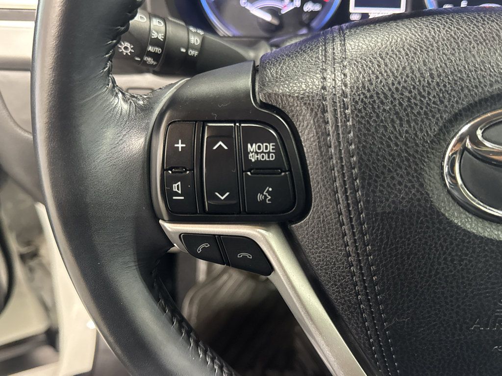 Used 2017 Toyota Highlander SE FWD image 21