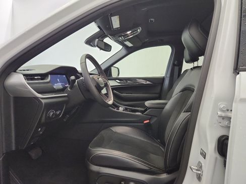 Used 2023 Jeep Grand Cherokee Altitude RWD image 6