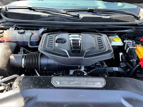 Used 2024 Jeep Wagoneer L Series III w/ Flexible Seating Group AWD/4WD image 9