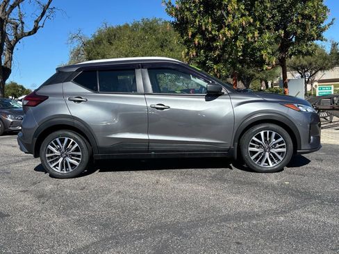 Used 2021 Nissan Kicks SV image 2
