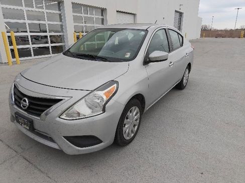 Used 2017 Nissan Versa SV FWD image 3