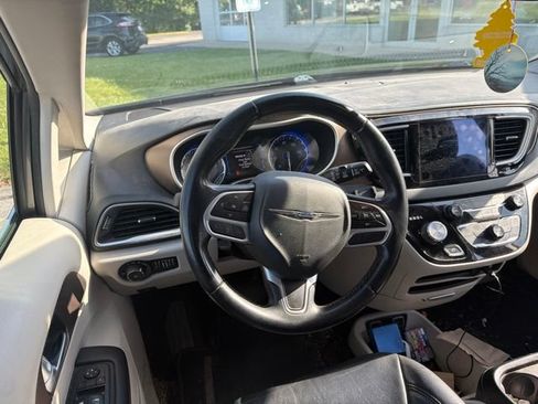Used 2017 Chrysler Pacifica Touring-L w/ Tire & Wheel Group FWD image 13