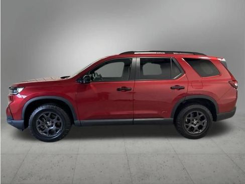 Certified 2025 Honda Pilot TrailSport image 3