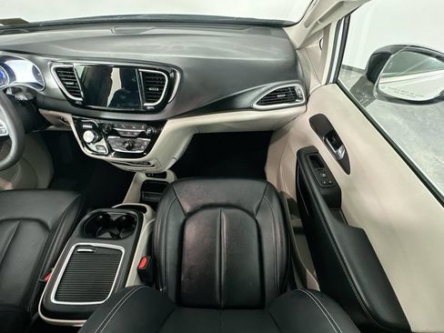 Used 2024 Chrysler Pacifica Touring-L FWD image 11