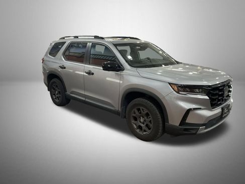 Used 2025 Honda Pilot TrailSport image 4