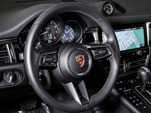 Certified 2025 Porsche Macan image 17