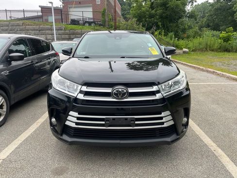 Used 2018 Toyota Highlander Plus AWD/4WD image 3