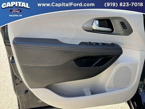 Used 2024 Chrysler Pacifica Touring-L FWD image 18