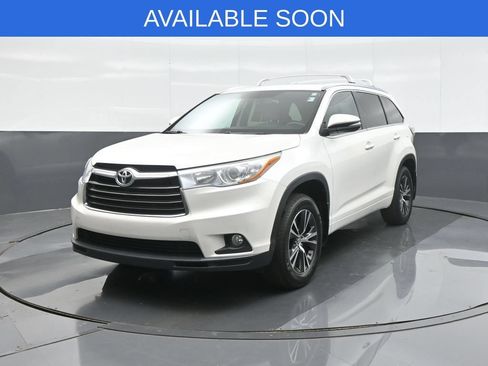 Used 2016 Toyota Highlander XLE AWD/4WD image 3