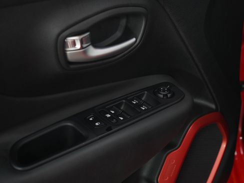 Used 2022 Jeep Renegade Latitude w/ Convenience Group AWD/4WD image 19
