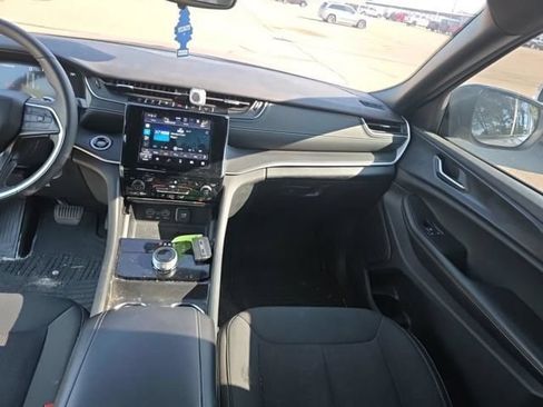 Used 2024 Jeep Grand Cherokee Laredo w/ Luxury Tech Group I AWD/4WD image 9