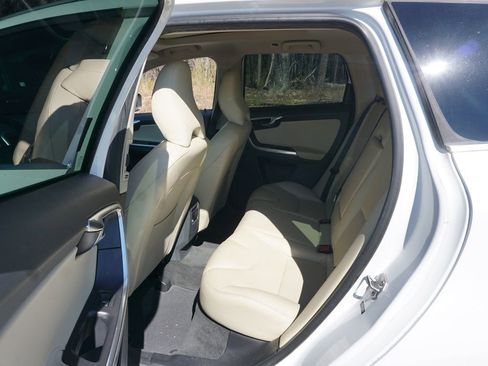 Used 2016 Volvo XC60 T5 Premier w/ Proximity Package image 13