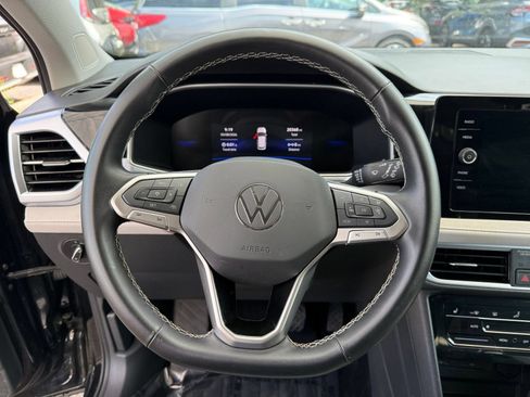 Used 2025 Volkswagen Taos SE FWD image 28