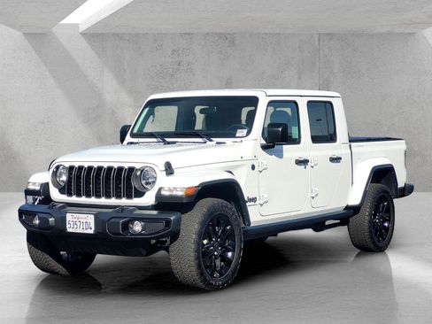 Used 2024 Jeep Gladiator Sport image 8