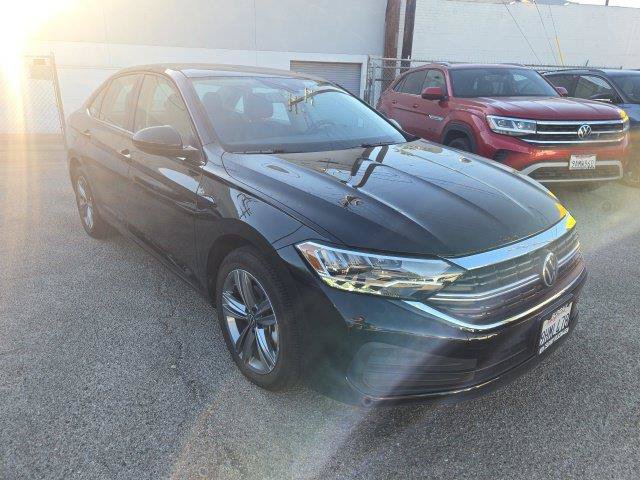 Certified 2023 Volkswagen Jetta SE w/ Panoramic Sunroof Package FWD image 3