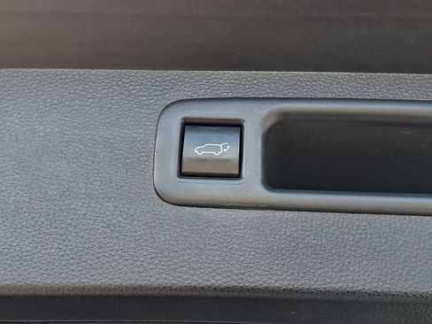 Used 2022 Toyota Highlander LE image 32