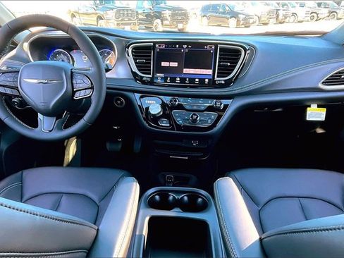 New 2026 Chrysler Pacifica Select image 6