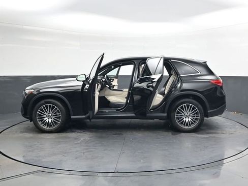 Used 2024 Mercedes-Benz GLC 300 4MATIC image 36