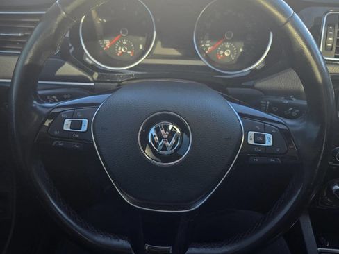 Used 2016 Volkswagen Jetta SEL w/ Lighting Package image 3
