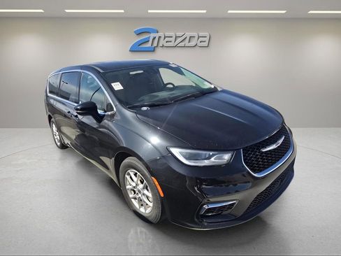 Used 2023 Chrysler Pacifica Touring-L image 15