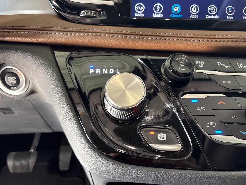 Used 2019 Chrysler Pacifica Limited FWD image 25
