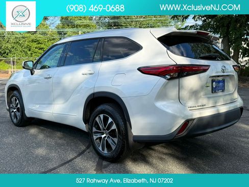 Used 2022 Toyota Highlander XLE AWD/4WD image 2