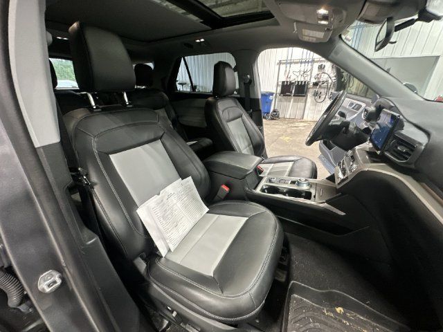 Used 2023 Ford Explorer XLT w/ Equipment Group 202A AWD/4WD image 32