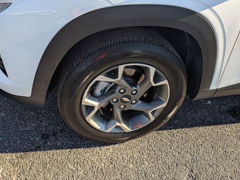 Used 2025 Chevrolet Trax LT w/ LT Convenience Package image 12